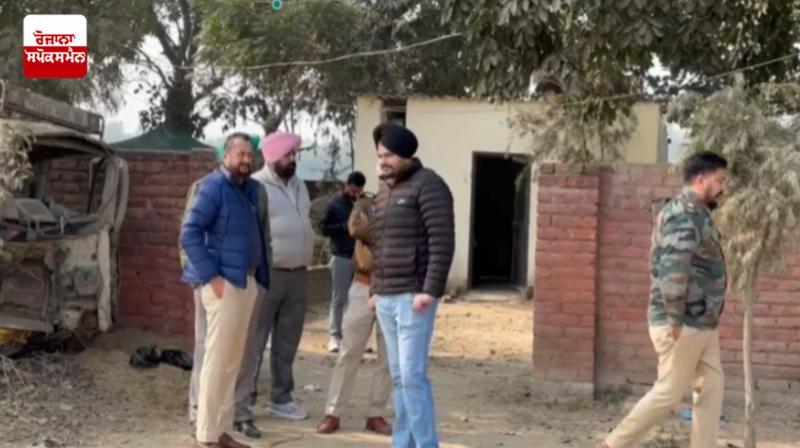 ਪੁਲਿਸ ਮੁਲਾਜ਼ਮ ਕਾਰਵਾਈ ਕਰਦੇ ਹੋਏ 