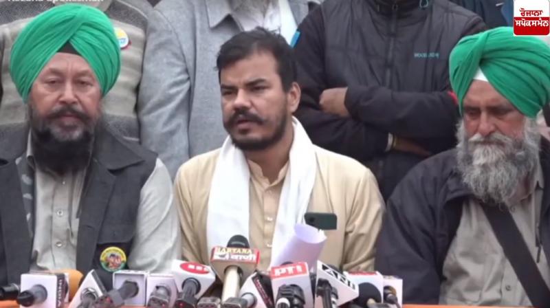 ਕਿਸਾਨ ਆਗੂ ਅਭਿਮਨਿਊ ਕੋਹਾੜ ਪੱਤਰਕਾਰਾਂ ਨਾਲ ਗੱਲਬਾਤ ਕਰਦੇ ਹੋਏ 