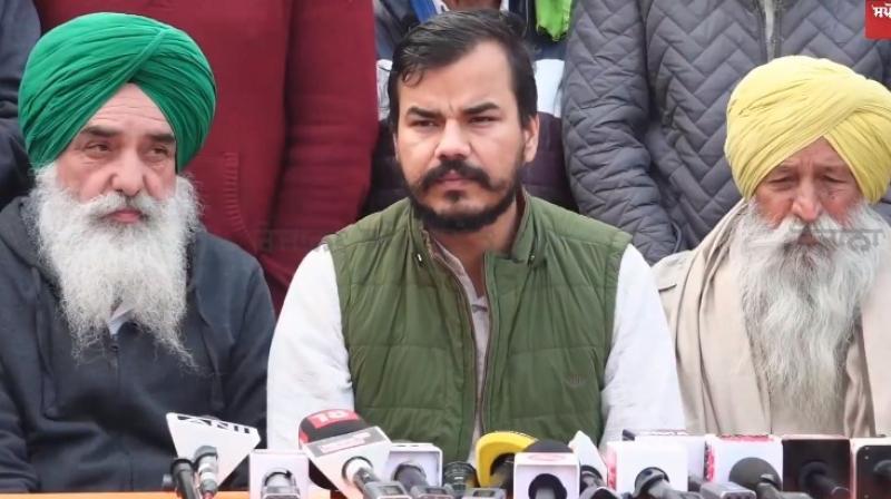 ਕਿਸਾਨ ਪੱਤਰਕਾਰਾਂ ਨਾਲ ਗੱਲਬਾਤ ਕਰਦੇ ਹੋਏ 