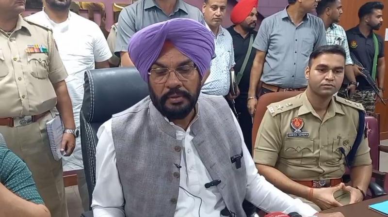  ਕੈਬਨਿਟ ਮੰਤਰੀ ਧਾਲੀਵਾਲ ਭਾਰਤੀ ਬੱਚਿਆਂ ਦੀ ਵਾਪਸੀ ਨੂੰ ਲੈ ਕੇ ਬਿਆਨ ਦਿੰਦੇ ਹੋਏ 