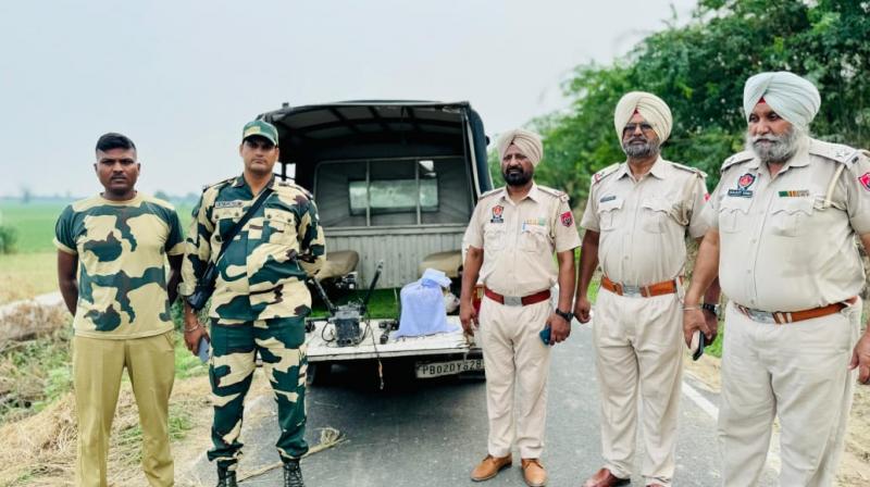 ਪੁਲਿਸ ਅਤੇ BSF ਕਾਰਵਾਈ ਕਰਦੇ ਹੋਏ  