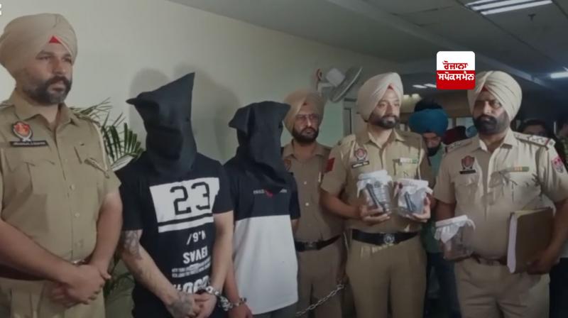 ਪੁਲਿਸ ਮੁਲਾਜ਼ਮ ਦੋਨੋਂ ਮੁਲਜ਼ਮਾਂ ਨੂੰ ਗ੍ਰਿਫਤਾਰ ਕਰ ਕੇ ਕੋਰਟ ’ਚ ਪੇਸ਼ ਕਰਨ ਲਈ ਲਿਜਾਂਦੇ ਹੋਏ 