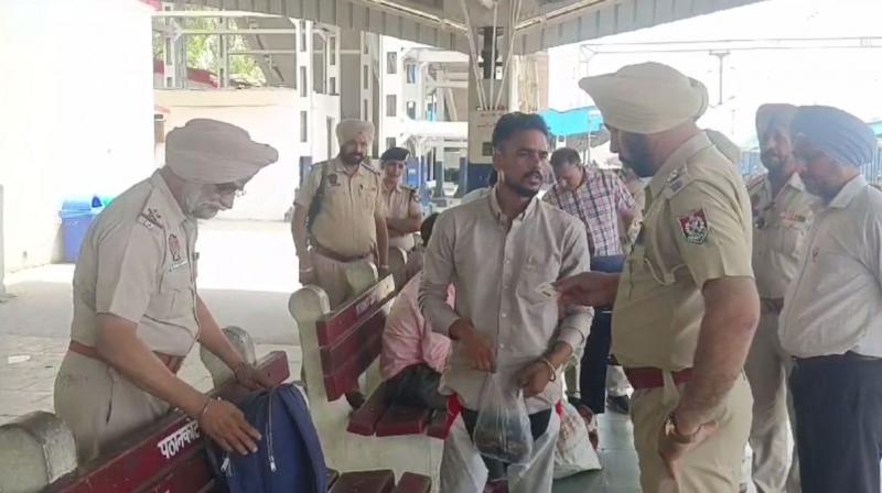 ਰੇਲਵੇ ਸਟੇਸ਼ਨ ਤੇ ਕੀਤੀ ਜਾ ਚੈਕਿੰਗ 