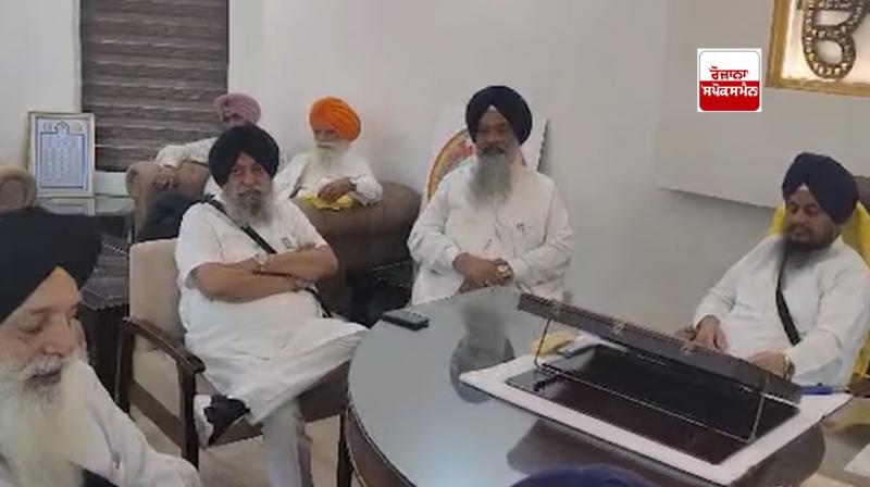 ਗਿਆਨੀ ਹਰਪ੍ਰੀਤ ਸਿੰਘ ਦੇ ਘਰ ਸੁਧਾਰ ਲਹਿਰ ਦੇ ਆਗੂ ਮੀਟਿੰਗ ਕਰਦੇ ਹੋਏ 