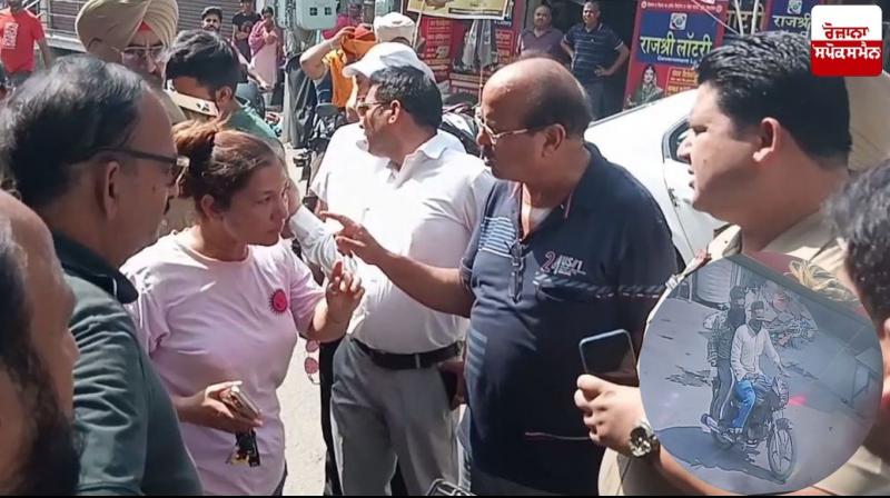 2 youths on a motorcycle snatched a gold chain from a woman