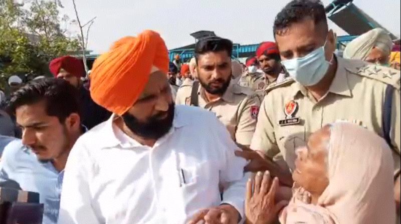 Opposition of MLA at the cremation of both the girls in village Sekha Khurd