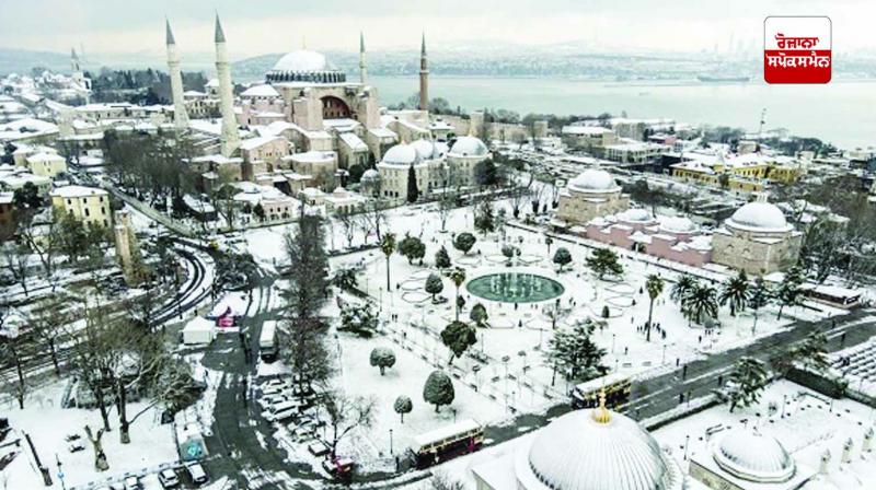 Heavy snowfall disrupts normal life in Turkey
