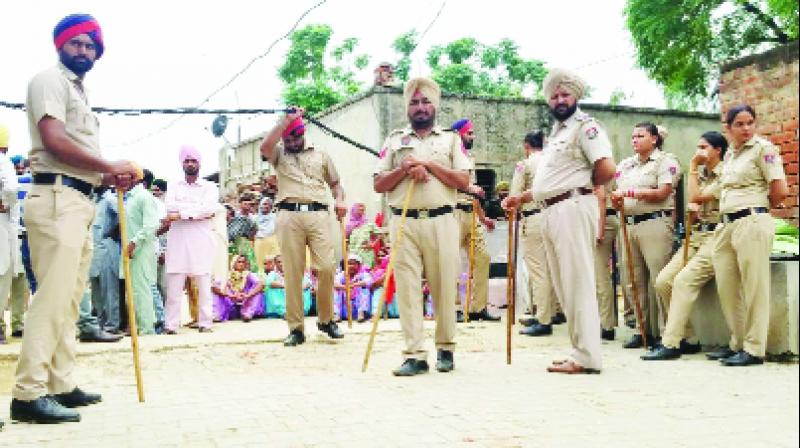  Police Team Stop The Protesters