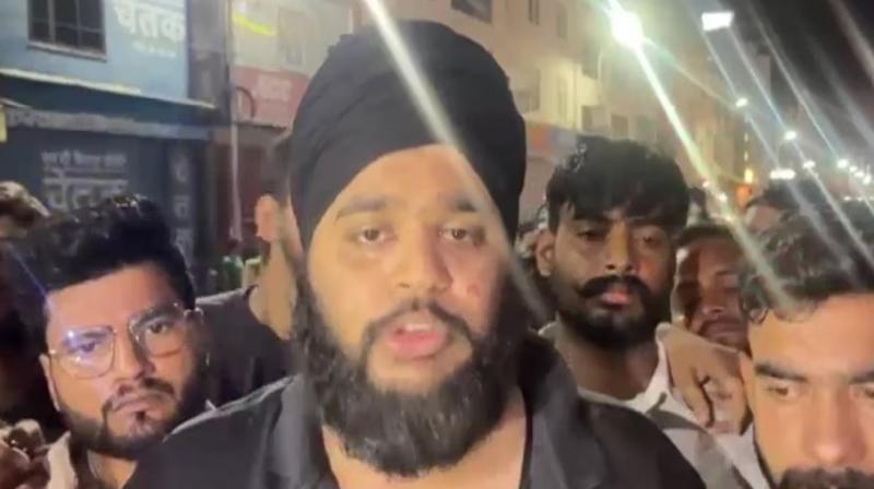 ਸਿੱਖ ਨੌਜਵਾਨ ਜਾਣਕਾਰੀ ਦਿੰਦਾ ਹੋਇਆ 