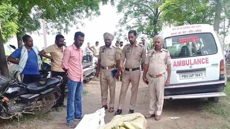 ਪੁਲਿਸ ਮੌਕੇ ’ਤੇ ਪਹੁੰਚ ਕੇ ਲਾਸ਼ਾਂ ਨੂੰ ਕਬਜ਼ੇ ’ਚ ਲੈਂਦੀ ਹੋਈ