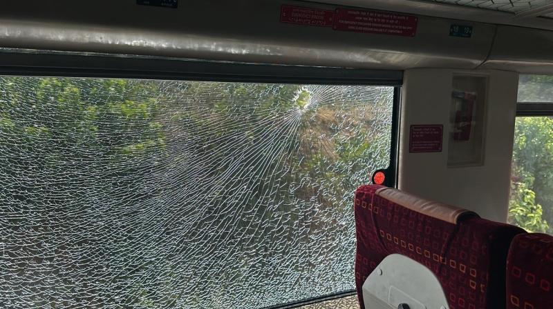 ਟਰੇਨ ਦੀ ਖਿੜਕੀ ’ਤੇ ਵੱਜਿਆ ਹੋਇਆ ਪੱਥਰ 