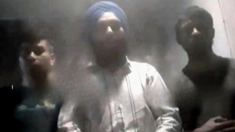 ਨੌਜਵਾਨ ਮਦਦ ਦੀ ਗੁਹਾਰ ਲਗਾਉਂਦੇ ਹੋਏ  