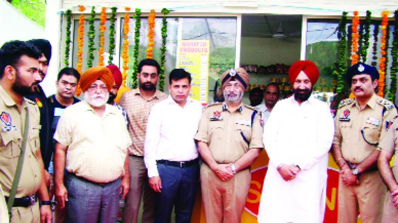 Sukhjinder Singh Randhawa with Police officer 