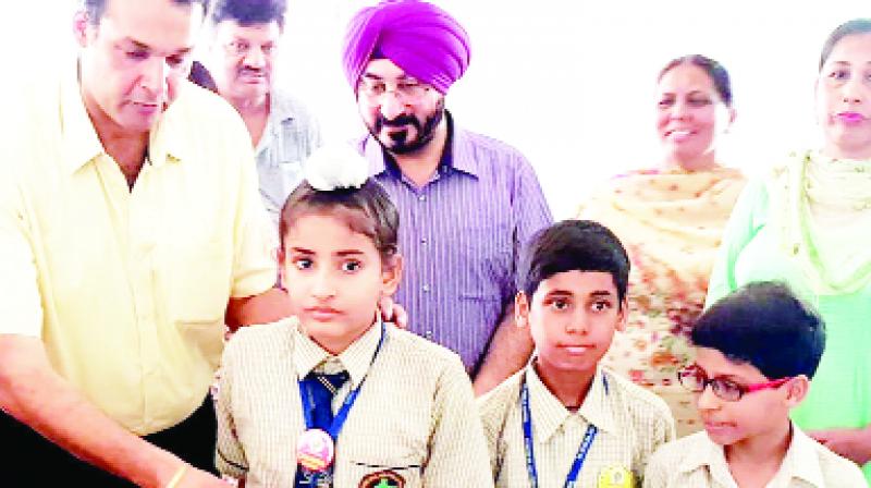 While giving students Albendazole tablets, Manpreet Boney Sandhu and Dr. Sangeeta Jain