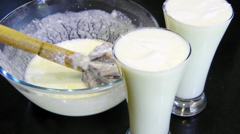 khaan peen ; ਦਹੀਂ ਦੀ ਲੱਸੀ ਬਣਾਉਣ ਲਈ ਸੱਭ ਤੋਂ ਪਹਿਲਾਂ ਦਹੀਂ ਨੂੰ ਬਰਤਨ ਵਿਚ ਕੱਢ ਲਉ।