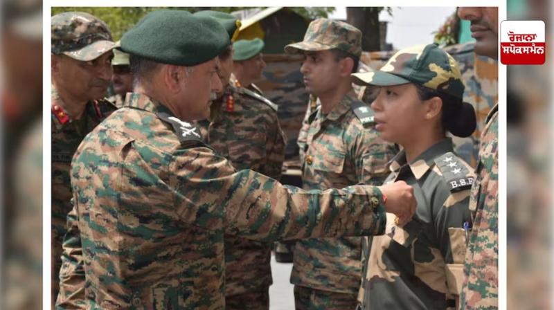  ਫੌਜ ਮੁਖੀ ਨੇ ਬੀ.ਐਸ.ਐਫ. ਦੀ ਮਹਿਲਾ ਅਧਿਕਾਰੀ ਨੂੰ ਕੀਤਾ ਸਨਮਾਨਿਤ
