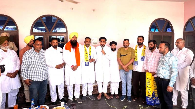 Big blow to Congress and Akali Dal!  Many current sarpanch and block committee members joined AAP