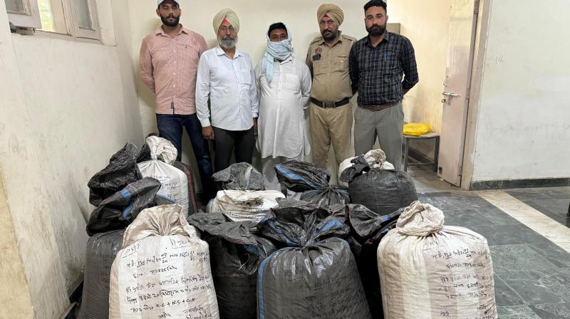  ਪੁਲਿਸ ਮੁਲਜ਼ਮ ਬਾਰੇ ਜਾਣਕਾਰੀ ਦਿੰਦੇ ਹੋਏ