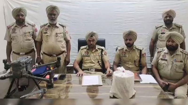 ਪੁਲਿਸ ਅਧਿਕਾਰੀ ਜਾਣਕਾਰੀ ਦਿੰਦੇ ਹੋਏ 