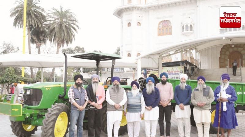 ਗੁਰਦੁਆਰਾ ਸਿੰਘ ਸ਼ਹੀਦਾਂ ਸੋਹਾਣਾ 'ਚ ਦਾਨੀ ਸੱਜਣ ਵੱਲੋਂ ਡੀਅਰ 5210 ਟਰੈਕਟਰ ਅਤੇ ਹਾਈਡਰੋਲਿਕ ਟਰਾਲੀ ਭੇਟ 