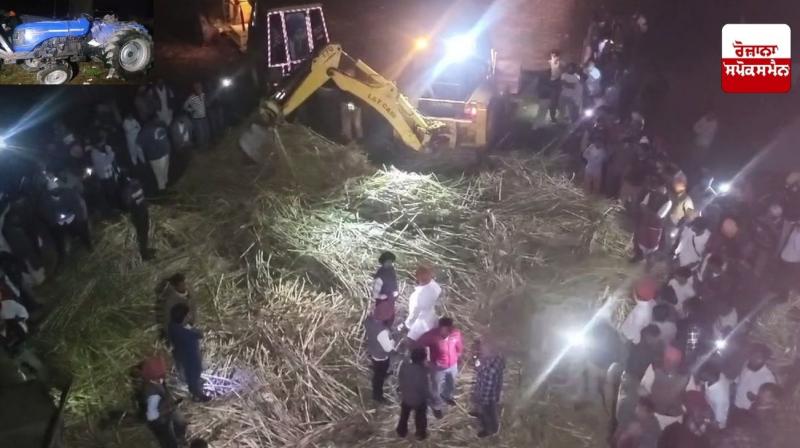 ਭਾਰੀ ਮੁਸ਼ੱਕਤ ਤੋਂ ਬਾਅਦ ਪੁਲਿਸ ਤੇ ਸਥਾਨਕ ਲੋਕ ਚਾਲਕ ਨੂੰ ਬਾਹਰ ਕੱਢਦੇ ਹੋਏ  