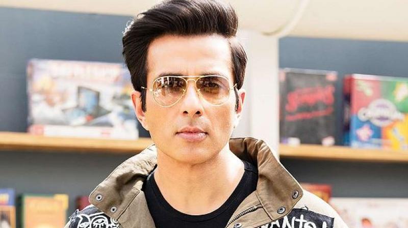 Sonu sood helping labours to reach home in lockdown