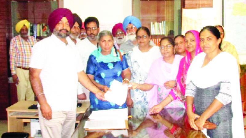 Anganwari Workers giving  Memorandum 