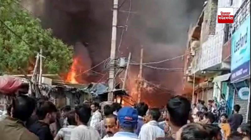 Massive fire breaks out in slums in Rohini