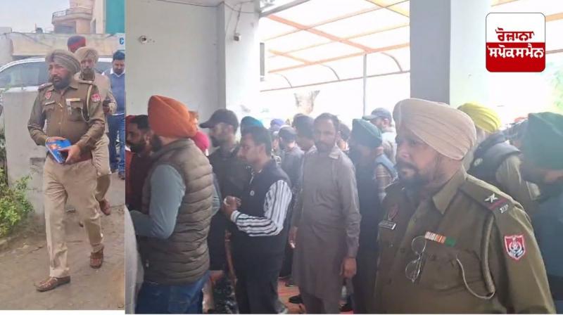 ਮੌਕੇ ’ਤੇ ਪਹੁੰਚ ਕੇ ਪੁਲਿਸ ਮੁਲਜ਼ਮ ਜਾਂਚ ਕਰਦੇ ਹੋਏ 