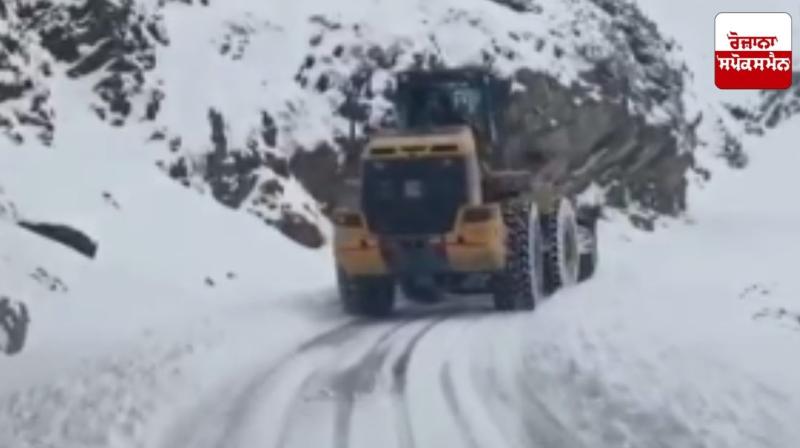220 passengers rescued after vehicle gets stuck on Sinthan Top due to heavy snowfall