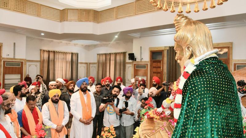 Arvind Kejriwal and Bhagwant Mann paid obeisance at Bhagwan Sri Valmiki Teerath S'than News 