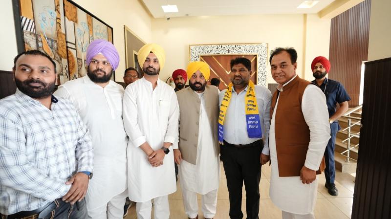 Senior Vice President of Akali Dal Gurmeet Singh Thapar joined AAP