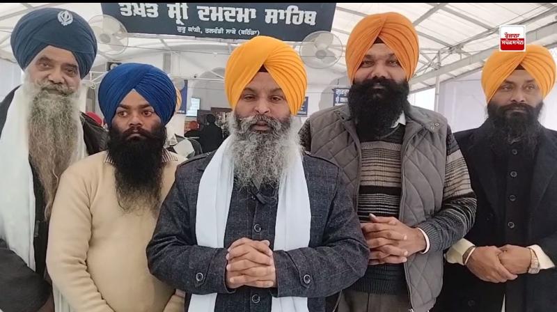 ਸਿੰਘ ਸਾਹਿਬਾਨ ਪੱਤਰਕਾਰਾਂ ਨਾਲ ਗੱਲਬਾਤ ਕਰਦੇ ਹੋਏ 