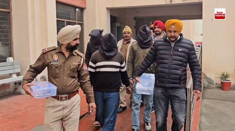 ਪੁਲਿਸ ਅਧਿਕਾਰੀ ਮੁਲਜ਼ਮਾਂ ਨੂੰ ਗ੍ਰਿਫ਼ਤਾਰ ਕਰ ਕੇ ਲਿਜਾਂਦੇ ਹੋਏ 