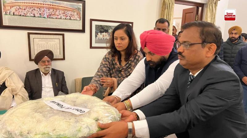 ਹਰਜੋਤ ਸਿੰਘ ਬੈਂਸ ਅਤੇ ਕੇ.ਏ.ਪੀ.ਸਿਨਹਾ ਵਲੋਂ ਮਨਮੋਹਨ ਸਿੰਘ ਨੂੰ ਸ਼ਰਧਾਂਜਲੀ ਭੇਟ ਕਰਦੇ ਹੋਏ 