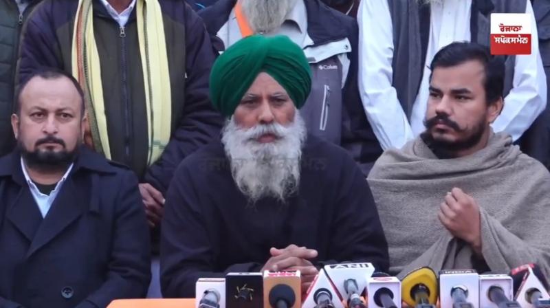  ਖਨੌਰੀ ਬਾਰਡਰ ਤੋਂ ਕਿਸਾਨ ਆਗੂ ਪ੍ਰੈੱਸ ਕਾਨਫ਼ਰੰਸ ਕਰਦੇ ਹੋਏ 