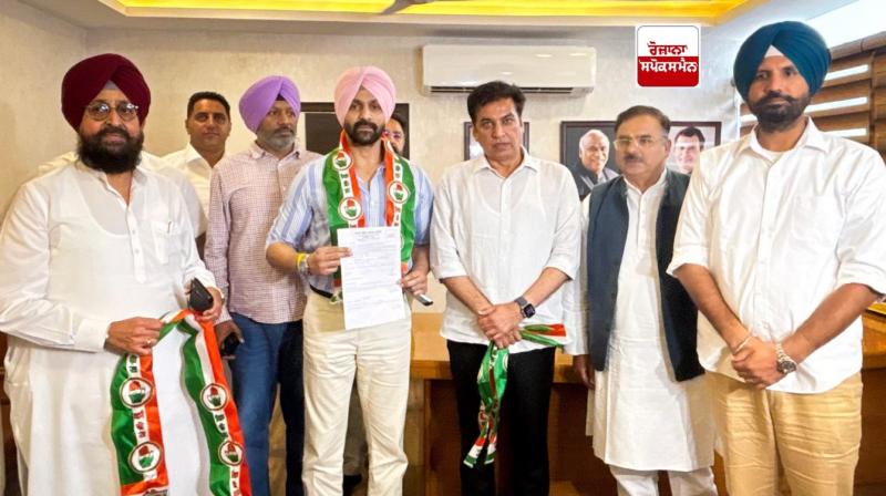 ਚੰਦਰੇਸ਼ਵਰ ਸਿੰਘ ਮੋਹੀ ਦੇ ਪਾਰਟੀ ’ਚ ਸ਼ਾਮਲ ਕਰਵਾਉਂਦੇ ਹੋਏ ਰਾਜਾ ਵੜਿੰਗ ਅਤੇ ਹੋਰ 