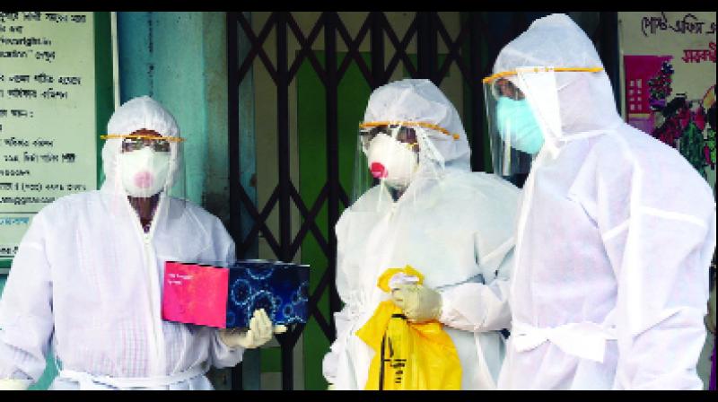 ਕੋਲਕਾਤਾ 'ਚ ਸੜਕ ਕਿਨਾਰੇ ਕੋਰੋਨਾ ਦੇ ਸ਼ੱਕੀ ਮਰੀਜ਼ਾਂ ਦੀ ਜਾਂਚ ਲਈ ਨਮੂਨੇ ਇਕੱਠੇ ਕਰਦੇ ਸਿਹਤ ਵਿਭਾਗ ਦੇ ਮੁਲਾਜ਼ਮ। ਪੀਟੀਆਈ