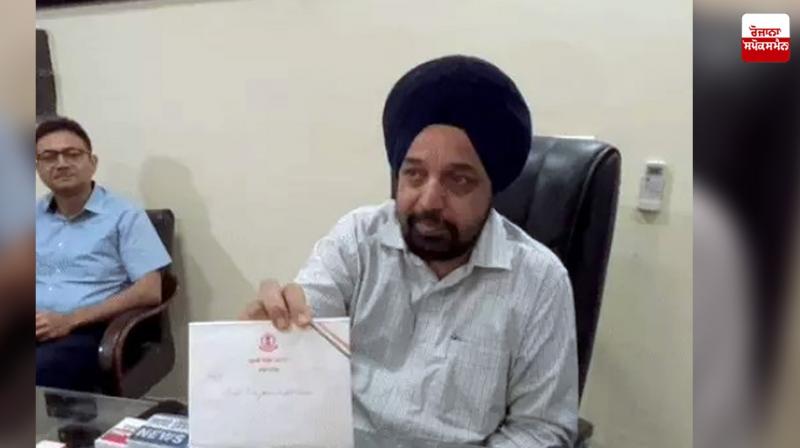 2 policemen suspended for pushing the civil surgeon out of the independence ceremony