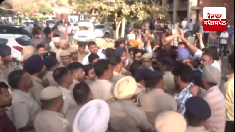 ਪੰਜਾਬ ਯੂਨੀਵਰਸਿਟੀ 'ਚ ਚਾਕੂ ਮਾਰਨ ਦੀ ਘਟਨਾ ਤੋਂ ਬਾਅਦ ਹੰਗਾਮਾ