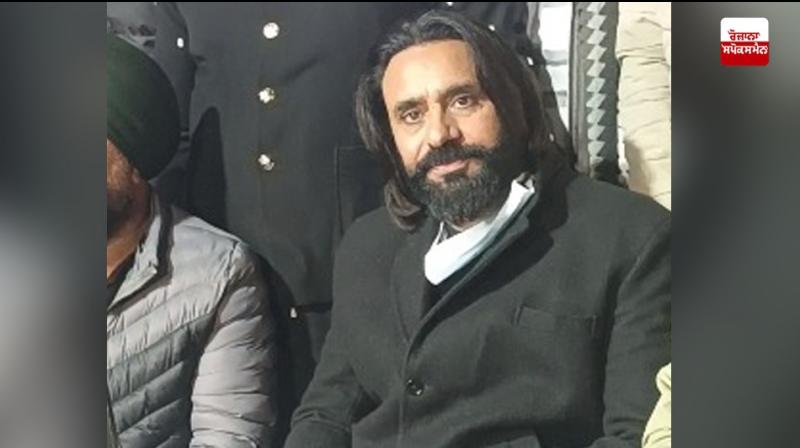 ਪੰਜਾਬੀ ਗਾਇਕ ਬੱਬੂ ਮਾਨ ਪੱਤਰਕਾਰਾਂ ਨਾਲ ਗੱਲਬਾਤ ਕਰਦੇ ਹੋਏ 