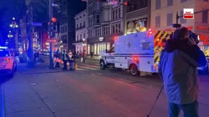 ਹਾਦਸੇ ਵਾਲੀ ਥਾਂ ’ਤੇ ਪੁਲਿਸ ਜਾਂਚ ਕਰਦੀ ਹੋਈ 