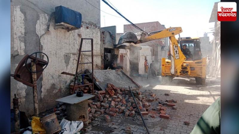 A smuggler's house collapsed in the meat market in Khanna News