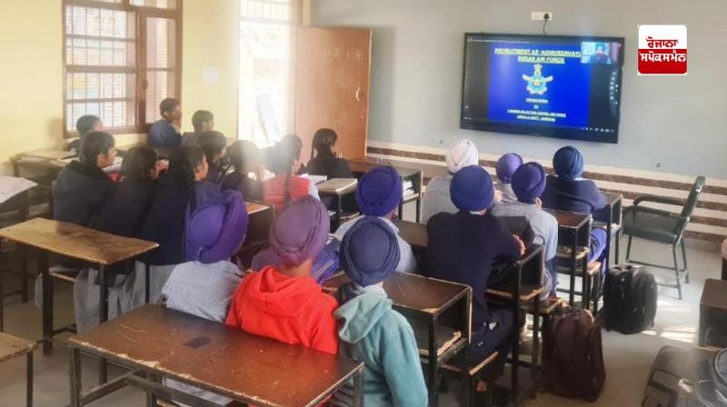   ਆਨਲਾਈਨ ਵੈਬੀਨਾਰ ’ਚ ਵਿਦਿਆਰਥੀ ਜਾਣਕਾਰੀ ਹਾਸਲ ਕਰਦੇ ਹੋਏ 