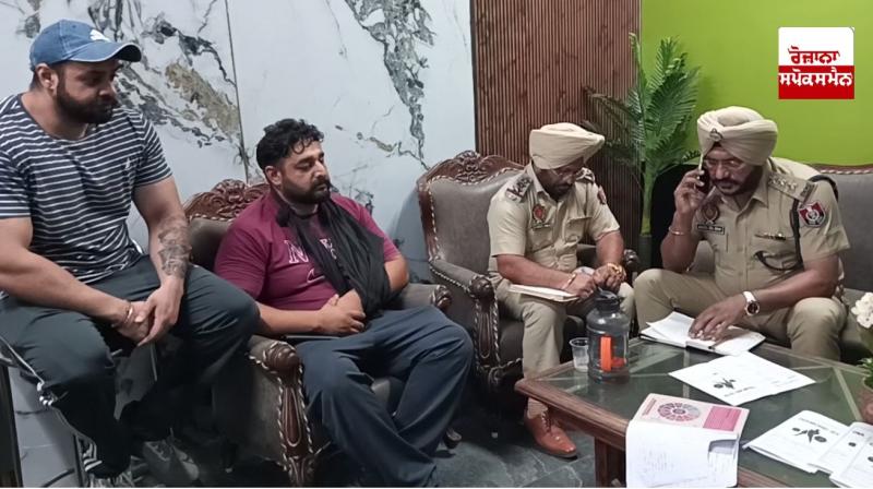 ਪੁਲਿਸ ਜਿੰਮ ਮਾਲਕ ਨਾਲ ਗੱਲਬਾਤ ਕਰਦੀ ਹੋਈ 