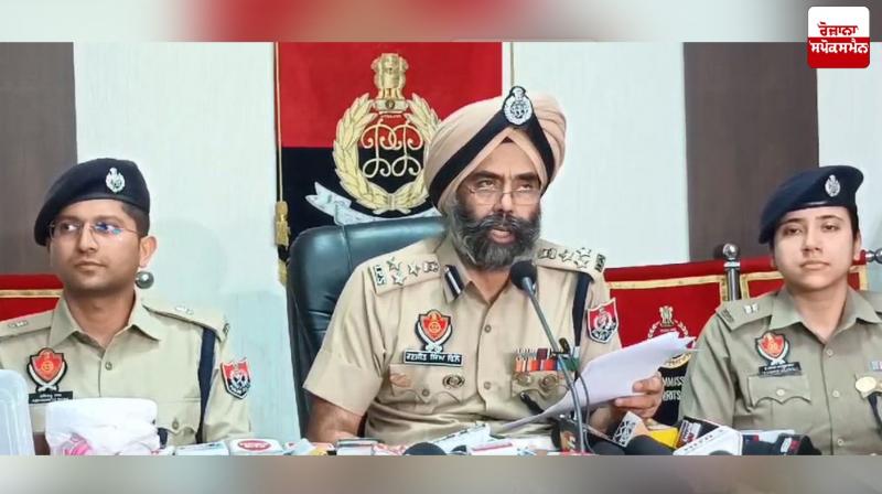 ਪੁਲਿਸ ਅਧਿਕਾਰੀ ਜਾਣਕਾਰੀ ਦਿੰਦੇ ਹੋਏ 