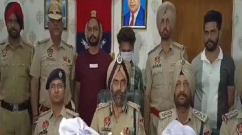 ਪੁਲਿਸ ਫੜੇ ਗਏ ਮੁਲਜ਼ਮ ਬਾਰੇ ਜਾਣਕਾਰੀ ਦਿੰਦੇ ਹੋਏ 