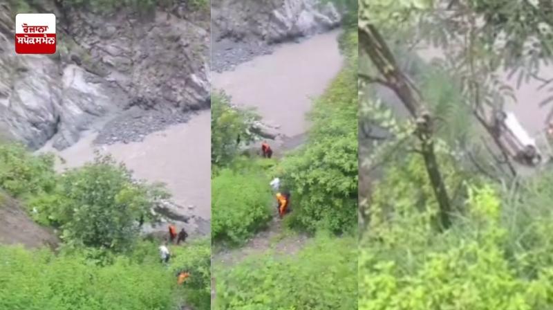 ਹਿਮਾਚਲ ਪ੍ਰਦੇਸ਼ ਦੇ ਚੰਬਾ ਨੇੜੇ 200 ਫੁੱਟ ਹੇਠਾਂ ਰਾਵੀ ਨਦੀ 'ਚ ਡਿੱਗੀ ਕਾਰ