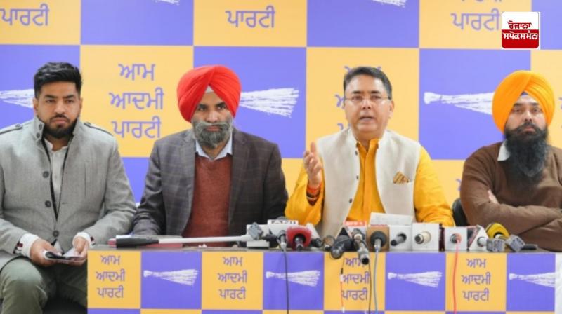 ਪਾਰਟੀ ਦੇ ਸੂਬਾ ਪ੍ਰਧਾਨ ਅਮਨ ਅਰੋੜਾ ਪੱਤਰਕਾਰਾਂ ਨਾਲ ਗੱਲਬਾਤ ਕਰਦੇ ਹੋਏ 