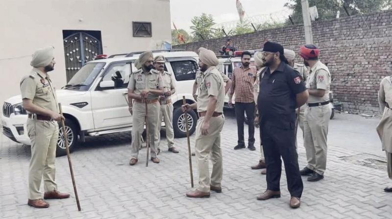 ਪੁਲਿਸ ਲੰਡਾ ਦੇ ਟਿਕਾਣਿਆਂ ’ਤੇ ਛਾਪੇਮਾਰੀ ਕਰਦੀ ਹੋਈ 